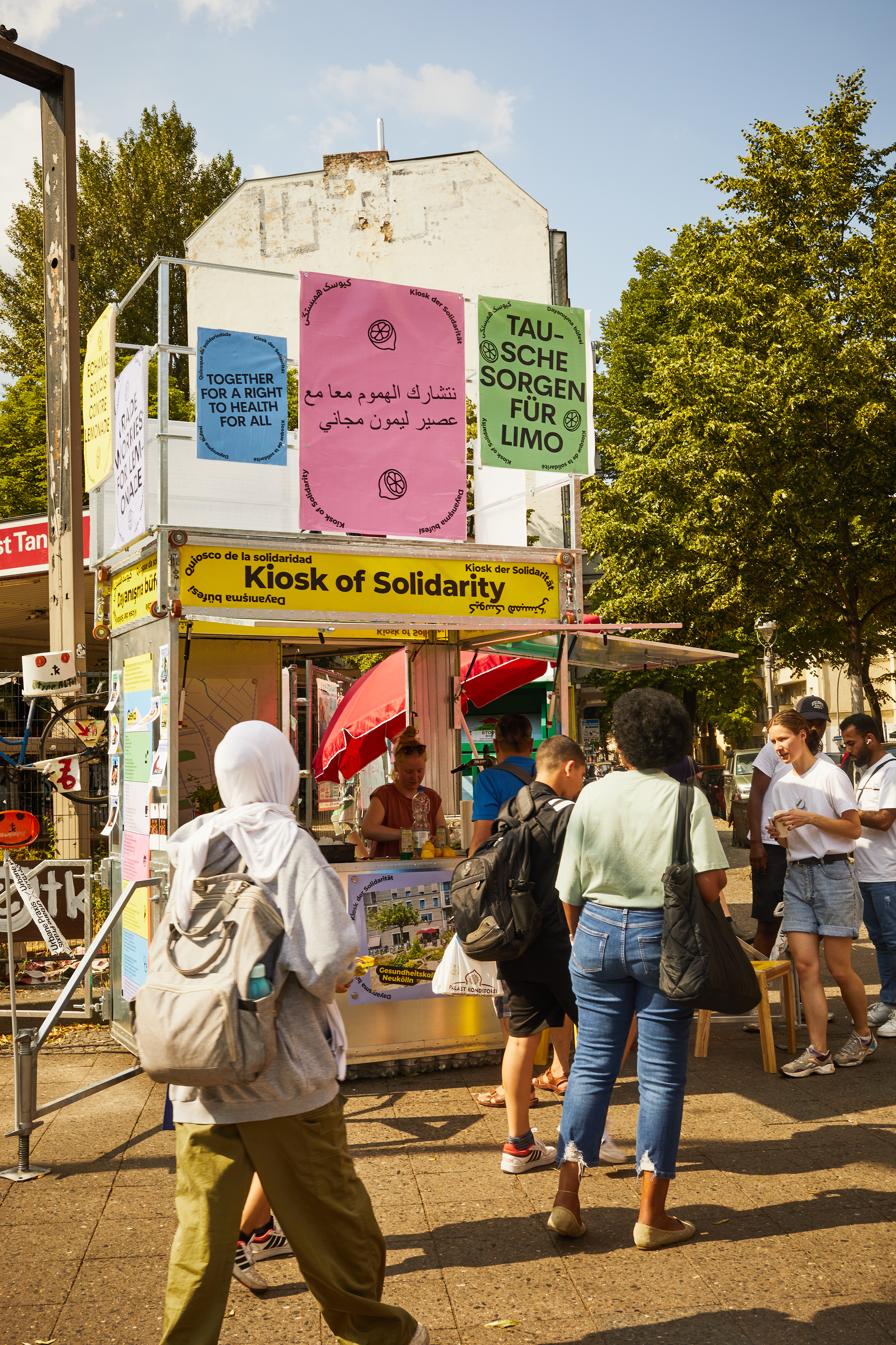 Der Kiosk im Juni 2023 in der Sonnenallee in Berlin-Neukölln, bespielt vom Gesundheitskollektiv Berlin (GeKo). Das GeKo ist Teil des Poliklinik-Syndikats, setzt sich seit 2016 für den Abbau gesundheitlicher und gesellschaftlicher Ungleichheiten ein und eröffnete 2020 ein Gesundheitszentrum im Rollbergkiez. Dort bietet ein multiprofessionelles Team Versorgung für alle an und schafft mit mobilen Angeboten und dem Café Praxis zusätzliche niedrigschwellige Zugänge und Begegnungsmöglichkeiten für die Nachbarschaft. Das GeKo hat den Kiosk inzwischen schon an drei unterschiedlichen Orten in Berlin-Neukölln bespielt. Foto © Monika Keiler