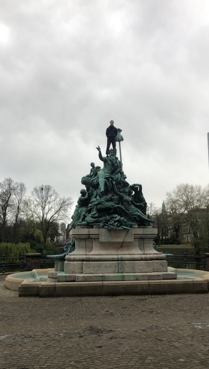 Ich blicke von den Schultern des Rheins aus auf den Eingang des K21-Museums Düsseldorf. Vater Rhein und seine Töchter, Ständehausstraße, Düsseldorf, 2024, Foto: Elena Landschützer