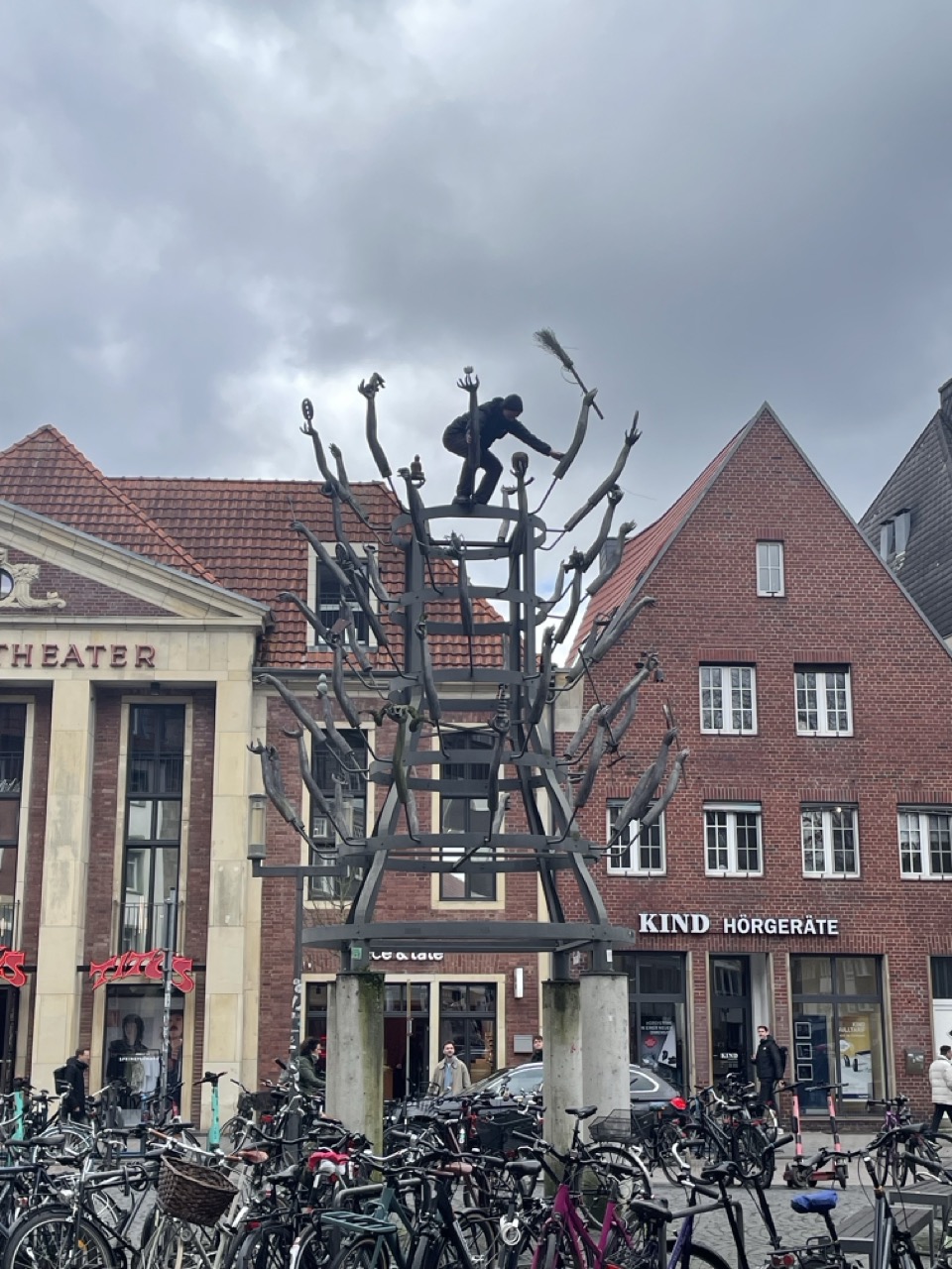 Die Blicke und Worte der Shoppenden und in Cafés-Sitzdenden sagen das selbe, wie ich über diese Skulptur: „Was zur Hölle?“ 100 Arne der Guan-Yin, Marienplatz, Münster, 2024, Fotos: Nik Haberstock